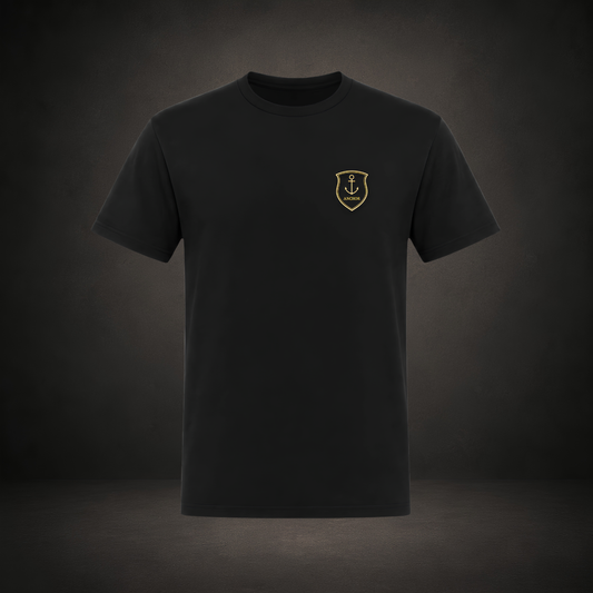 Classic Tee in Schwarz mit goldenem Anker-Emblem der ANCHOR-Linie auf der linken Brust