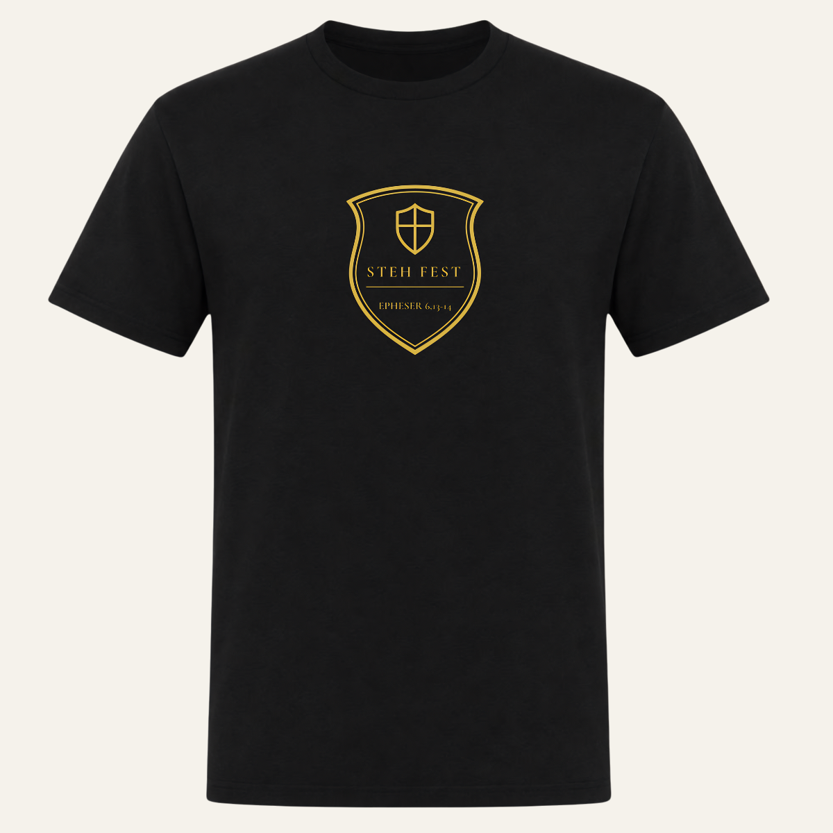 Schwarzes T-Shirt mit goldenem STEH-FEST-Wappen und Epheser 6,13-14 mittig auf der Brust