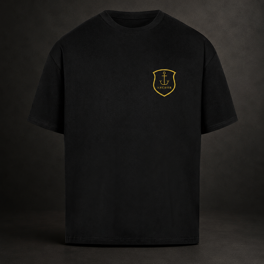 Steadfast Premium Oversized T-Shirt — goldenes Anchor-Wappen auf der Brust, Detailansicht