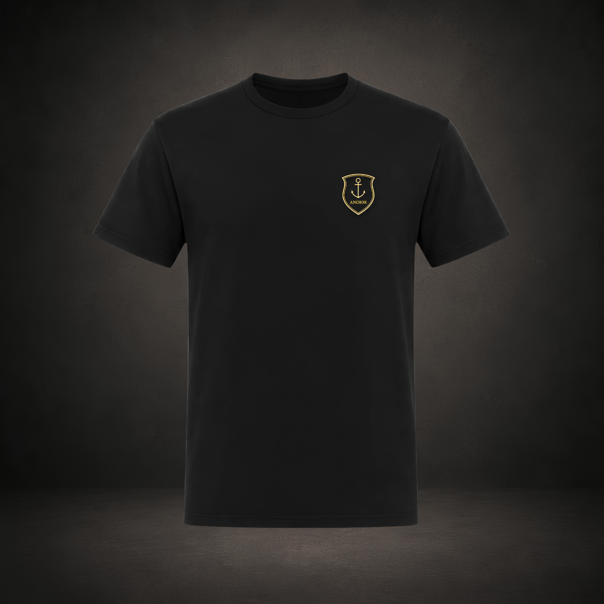 Classic Tee in Schwarz mit goldenem Anker-Emblem der ANCHOR-Linie auf der linken Brust