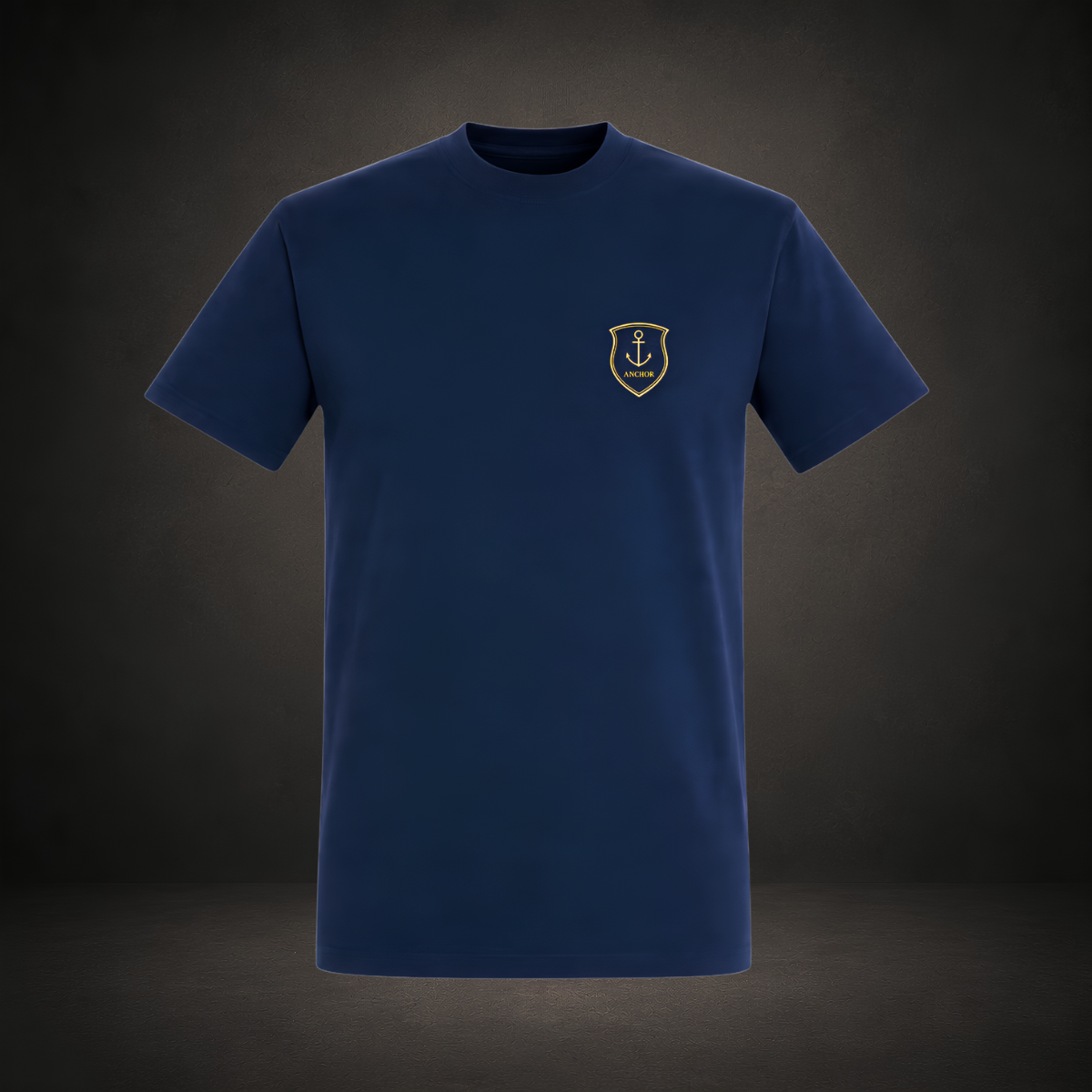 Classic Tee in French Navy mit goldenem Anker-Emblem der ANCHOR-Linie auf der linken Brust