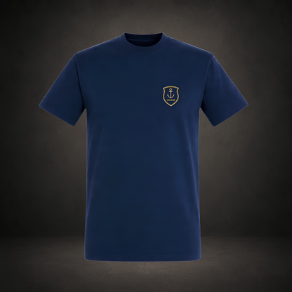 Classic Tee in French Navy mit goldenem Anker-Emblem der ANCHOR-Linie auf der linken Brust