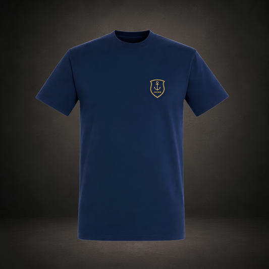 Classic Tee in French Navy mit goldenem Anker-Emblem der ANCHOR-Linie auf der linken Brust