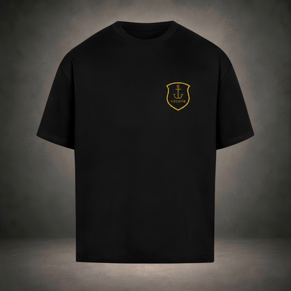 Steadfast Premium Oversized T-Shirt — goldenes Anchor-Wappen auf der Brust, Detailansicht