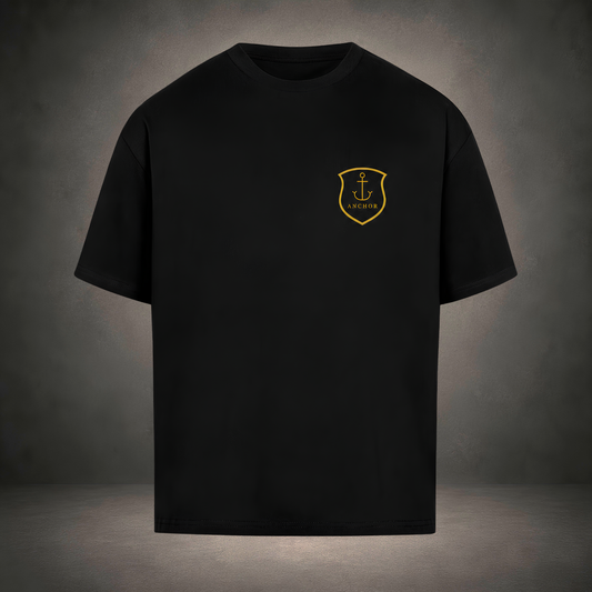 Steadfast Premium Oversized T-Shirt — goldenes Anchor-Wappen auf der Brust, Detailansicht