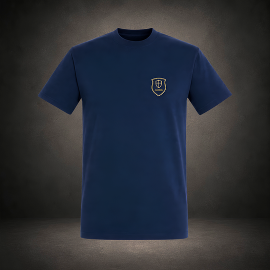 Classic Tee in French Navy mit goldenem Schild-Emblem der ARMOR-Linie auf der linken Brust