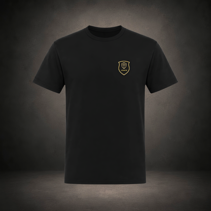 Classic Tee in Schwarz mit goldenem Schild-Emblem der ARMOR-Linie auf der linken Brust