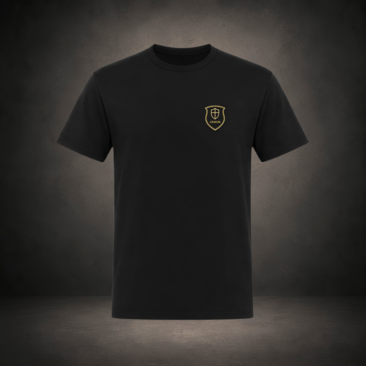 Classic Tee in Schwarz mit goldenem Schild-Emblem der ARMOR-Linie auf der linken Brust
