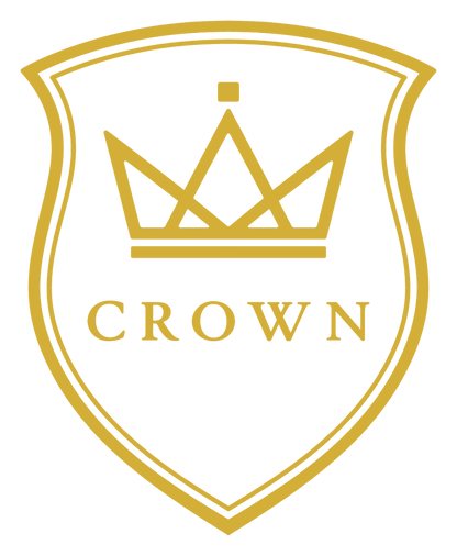 Detail des Design Crown Gekrönnt unser Linien Wappen Nahaufnahme des goldenen Kronen-Emblems auf dunklem Baumwollstoff, 8,3 cm Brustdruck