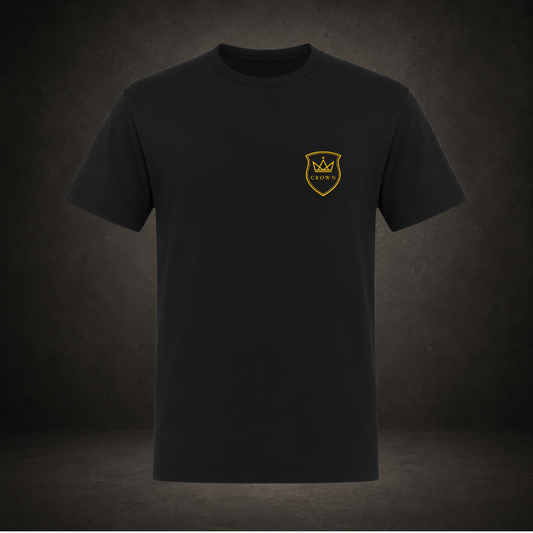 Classic Tee in Schwarz mit goldenem Kronen-Emblem der CROWN-Linie auf der linken Brust