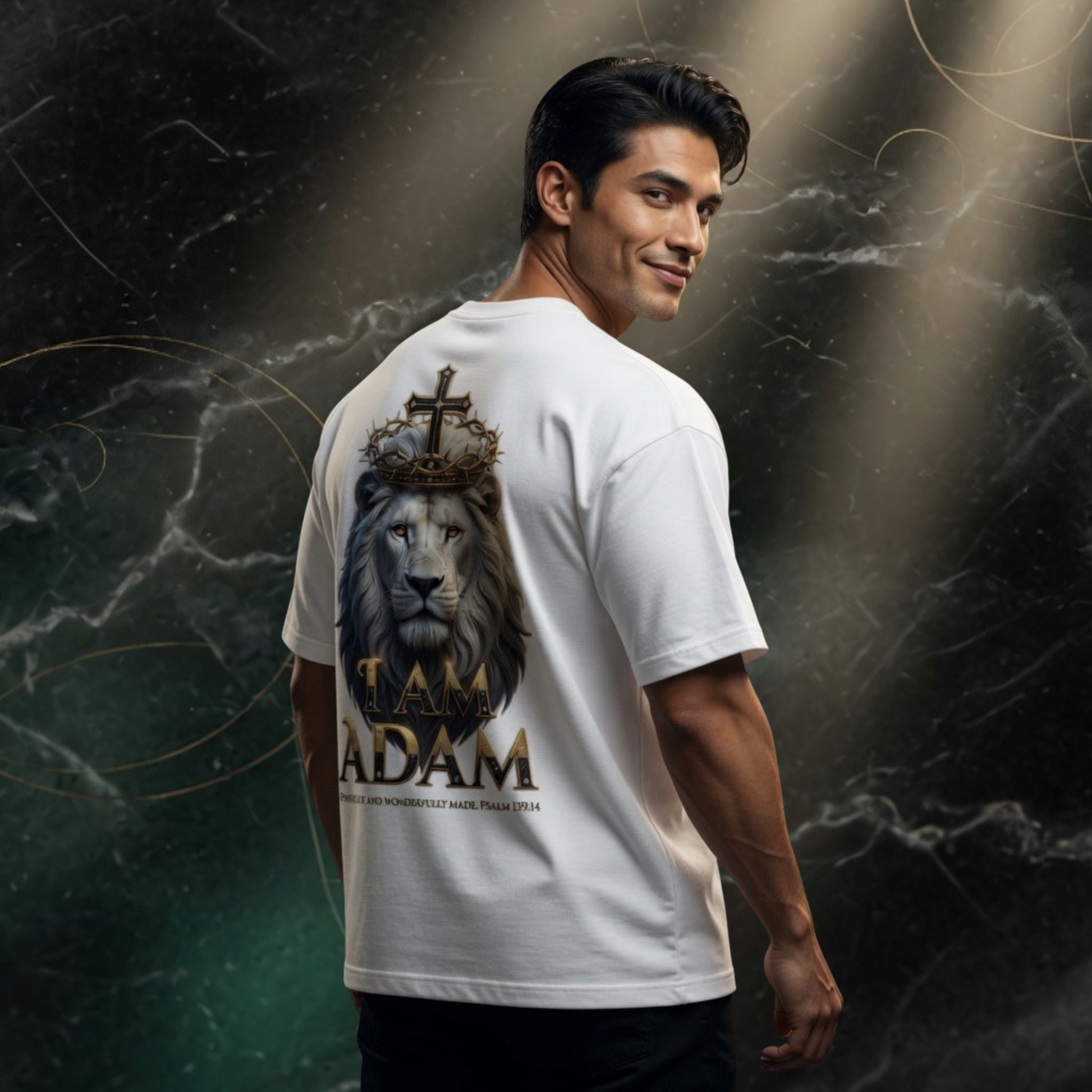Junger Mann trägt das I AM WHAT I AM Oversized T-Shirt mit starkem Glaubensstatement