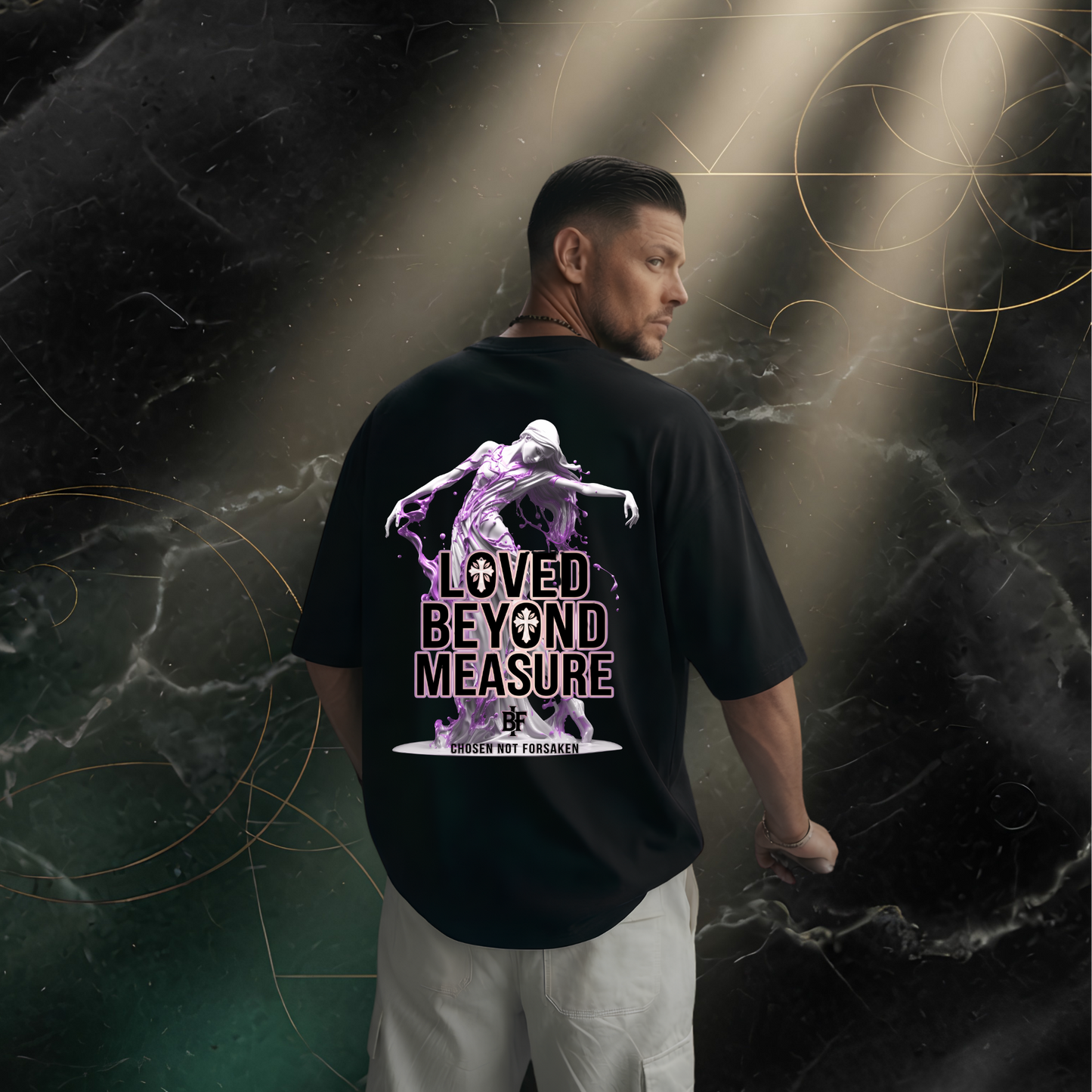 Junger Mann trägt das Loved Beyond Measure Oversized T-Shirt mit starkem Glaubensstatement auf der Rückseite