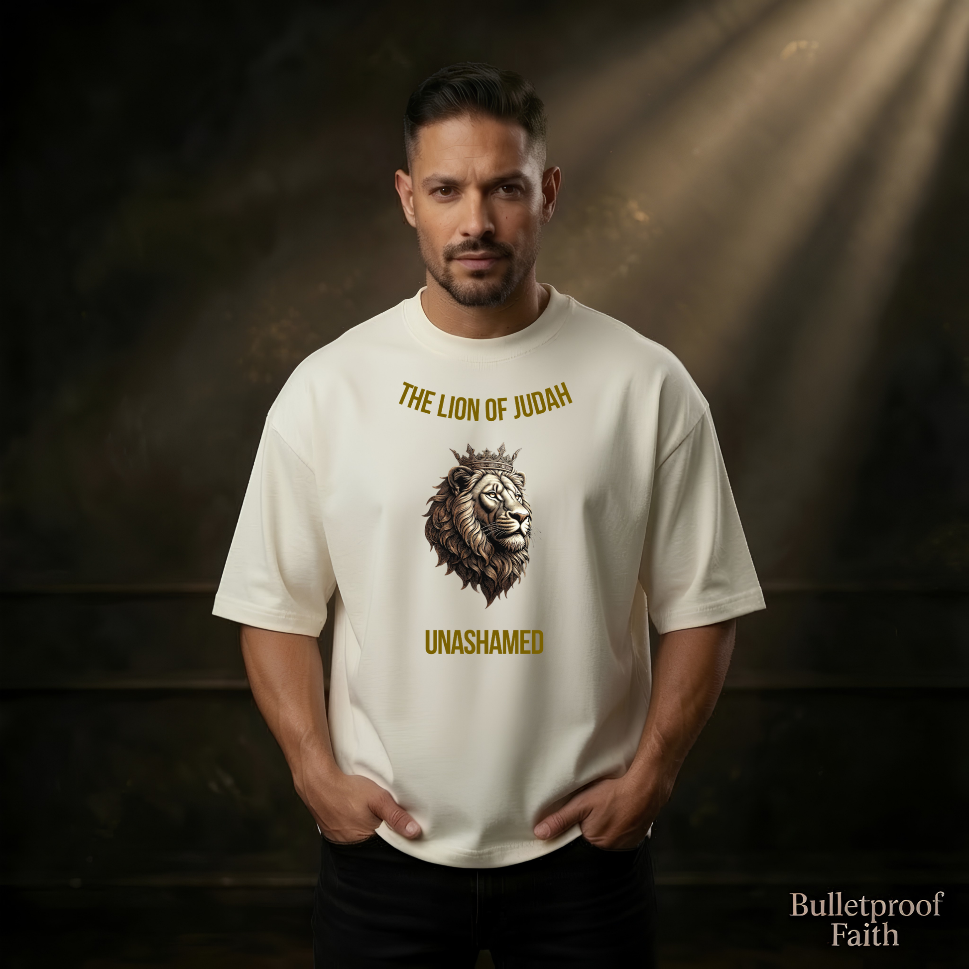 Model trägt The Lion of Judah Unashamed Tee – Front Lion of Judah und Back Psalm 23:4, christlicher Streetwear Look