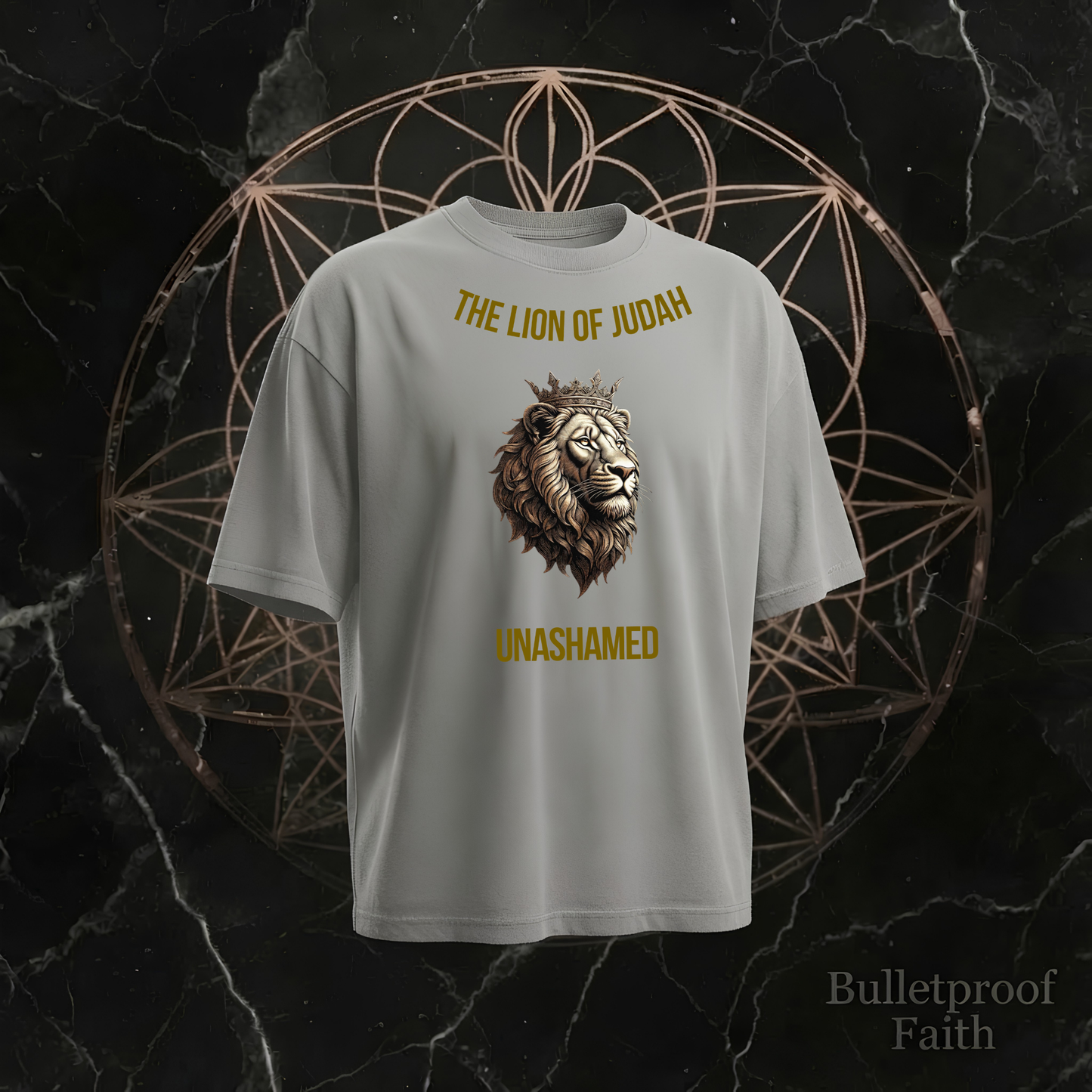 The Lion of Judah Unashamed Premium Tee Natural Raw – Front mit gekröntem Löwen und Golddruck Bulletproof Faith