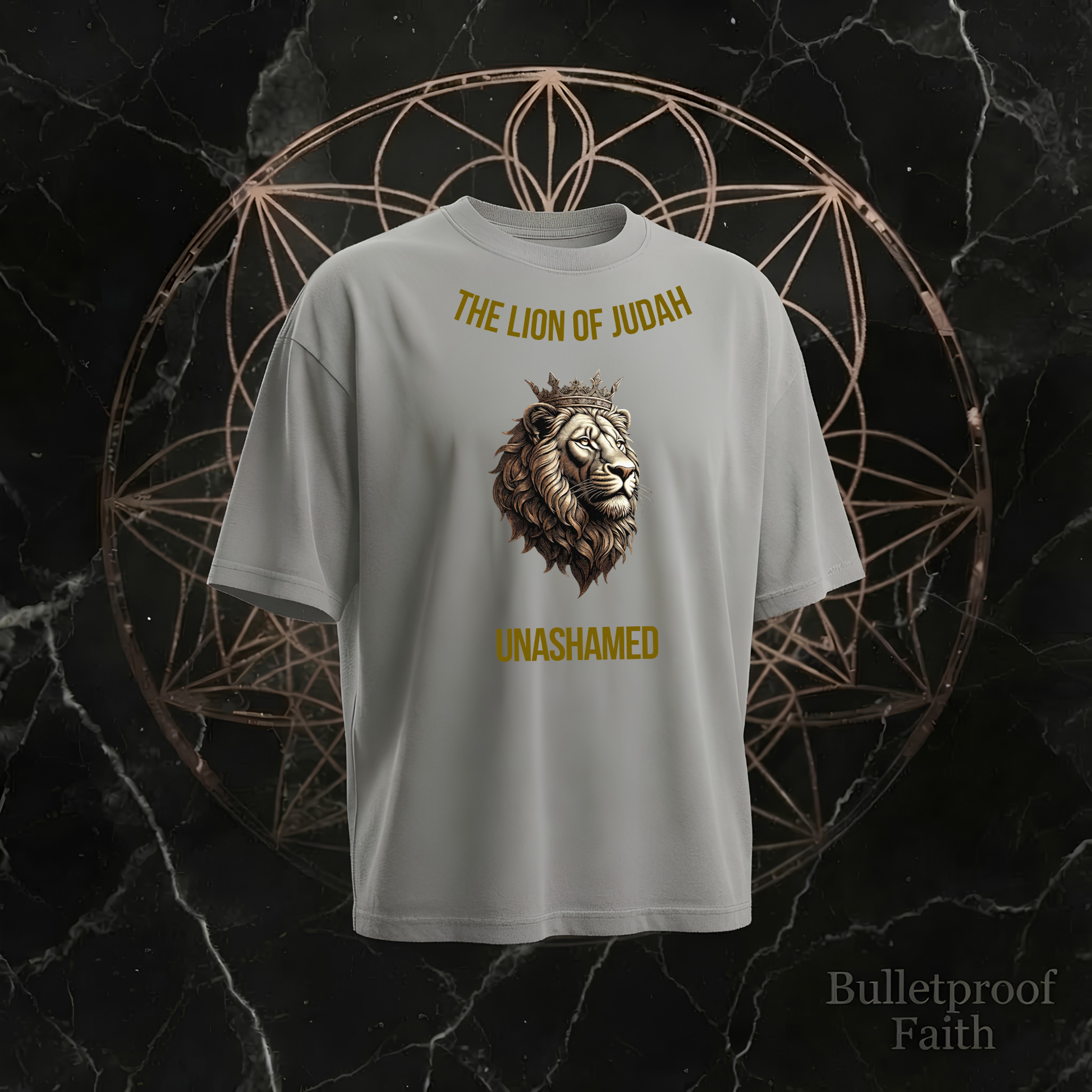 The Lion of Judah Unashamed Premium Tee Natural Raw – Front mit gekröntem Löwen und Golddruck Bulletproof Faith