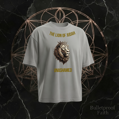 The Lion of Judah Unashamed Premium Tee Natural Raw – Front mit gekröntem Löwen und Golddruck Bulletproof Faith