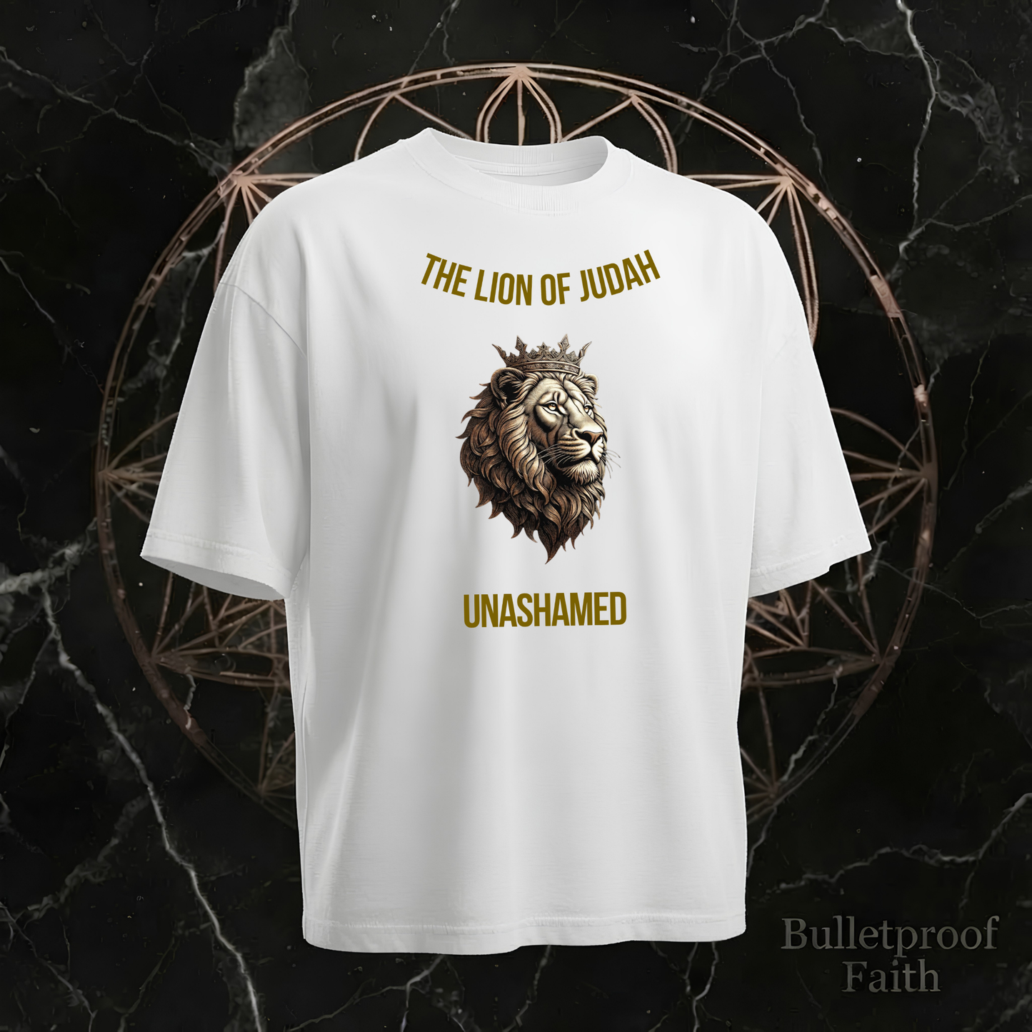 The Lion of Judah Unashamed Premium Tee Natural Raw – Front mit gekröntem Löwen und Golddruck Bulletproof Faith