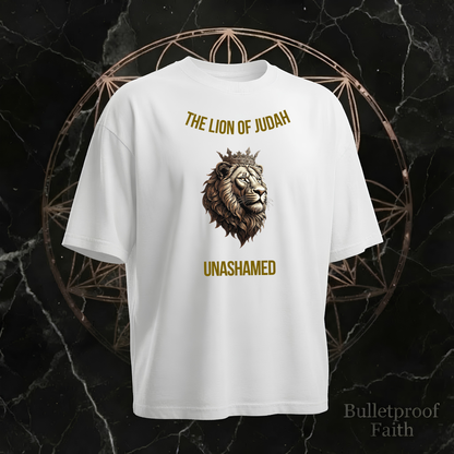 The Lion of Judah Unashamed Premium Tee Natural Raw – Front mit gekröntem Löwen und Golddruck Bulletproof Faith