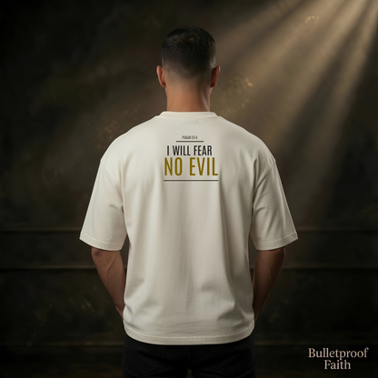Model trägt The Lion of Judah Unashamed Tee – Front Lion of Judah und Back Psalm 23:4, christlicher Streetwear Look
