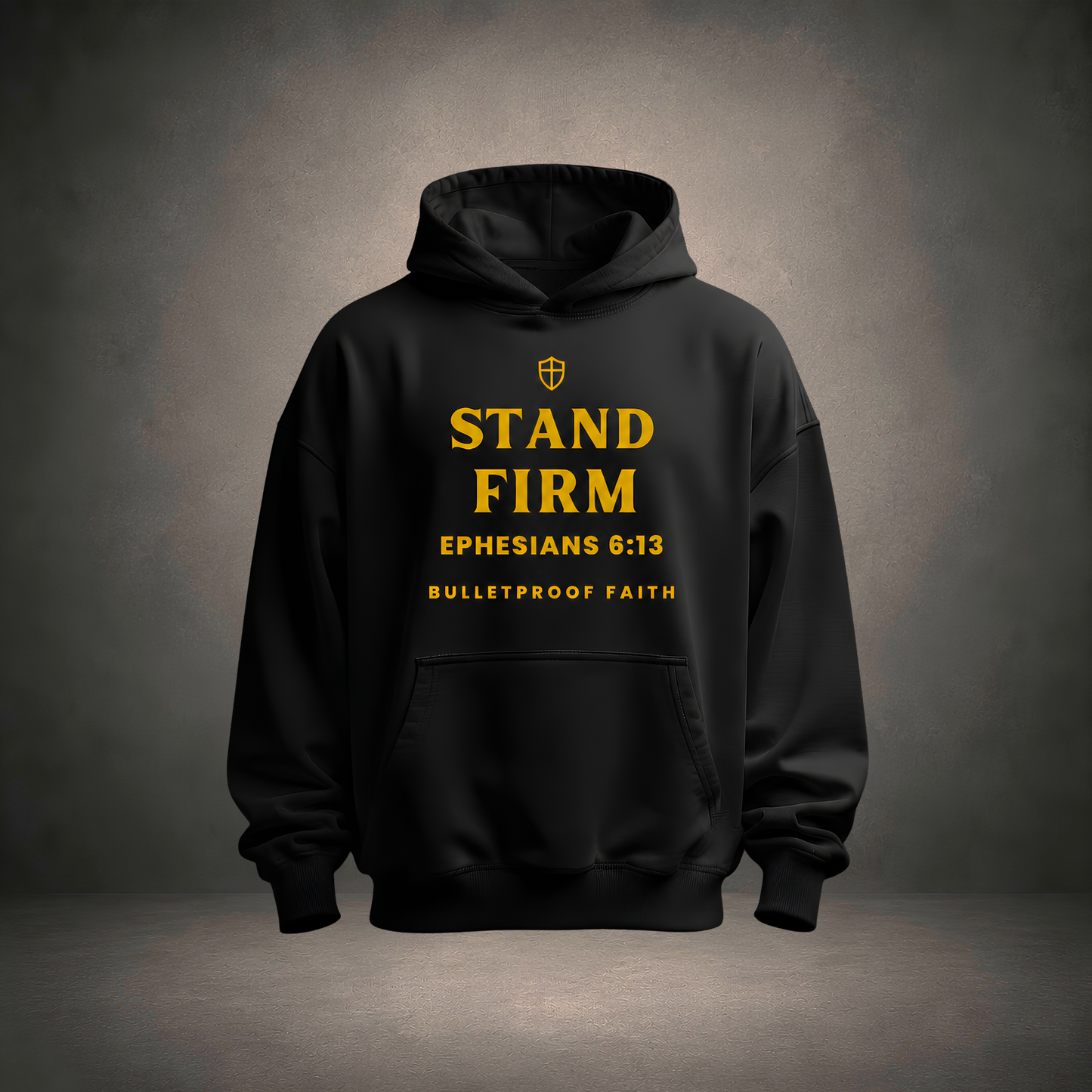 Stand Firm Hoodie in Schwarz, Frontansicht mit Gold-Schriftzug Epheser 6,13