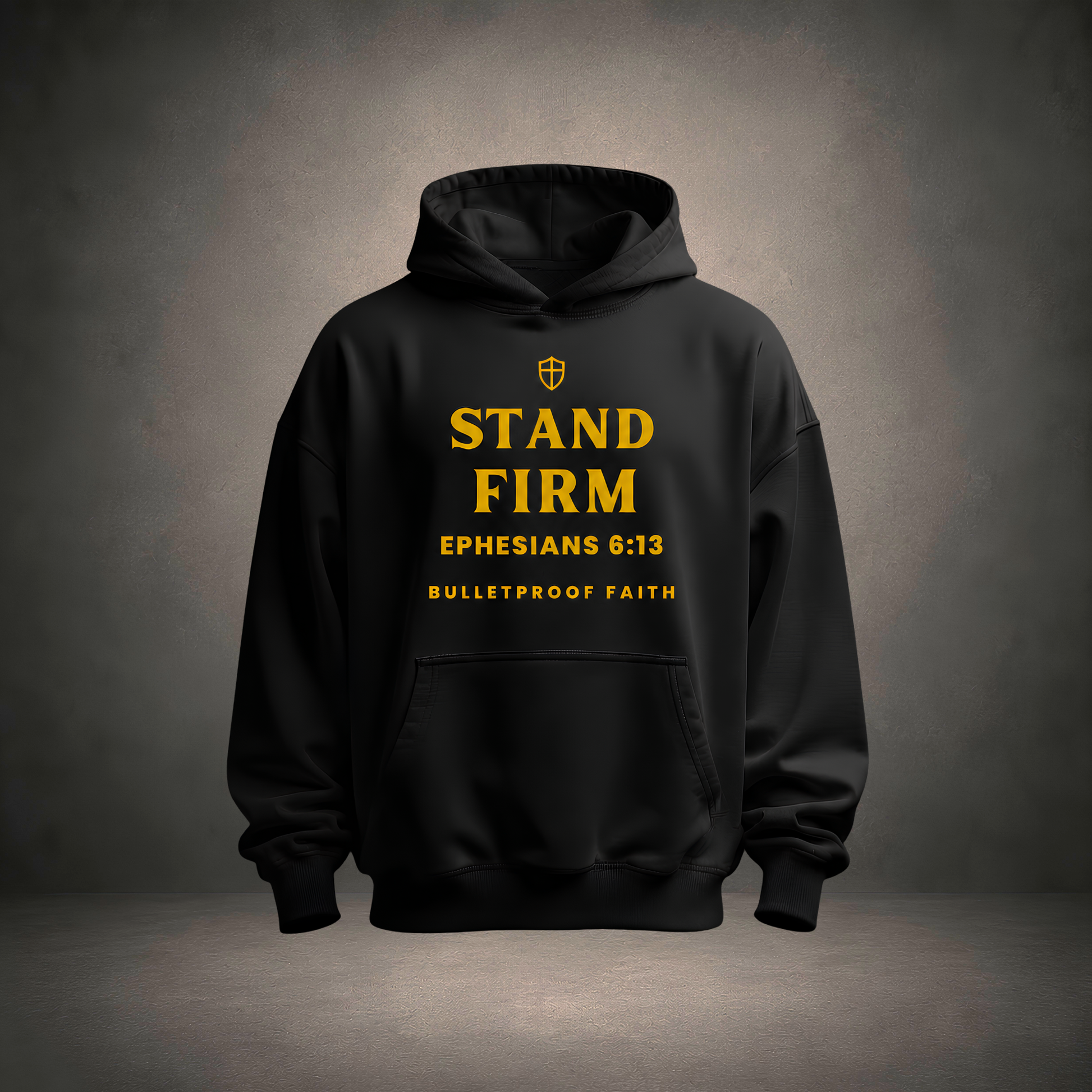 Stand Firm Hoodie in Schwarz, Frontansicht mit Gold-Schriftzug Epheser 6,13