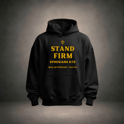 Stand Firm Hoodie in Schwarz, Frontansicht mit Gold-Schriftzug Epheser 6,13