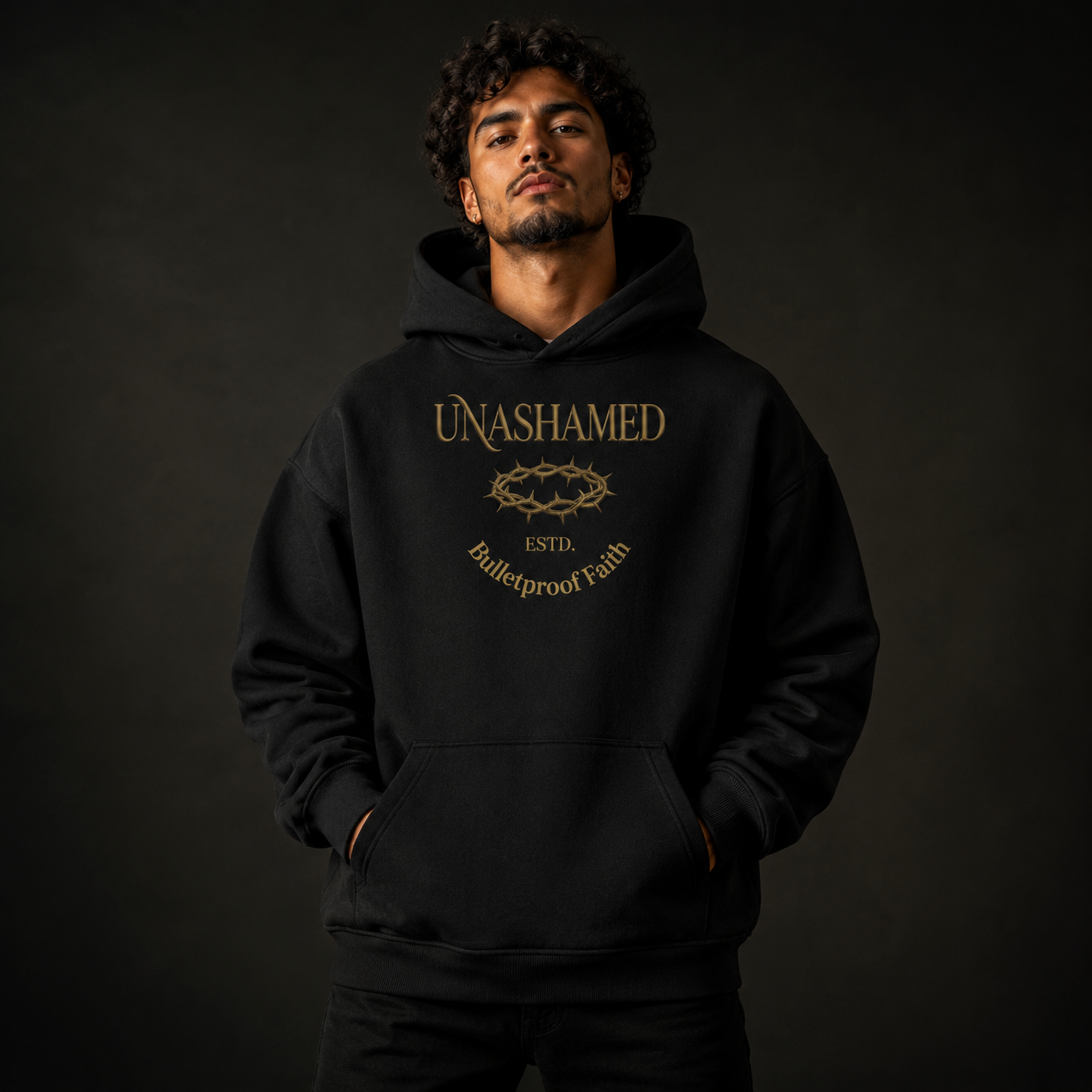 Model traegt schwarzen Unashamed Premium Oversized Hoodie, Crown-Serie, Bulletproof Faith