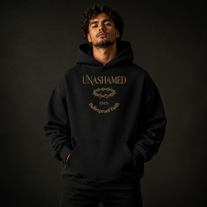 Model traegt schwarzen Unashamed Premium Oversized Hoodie, Crown-Serie, Bulletproof Faith