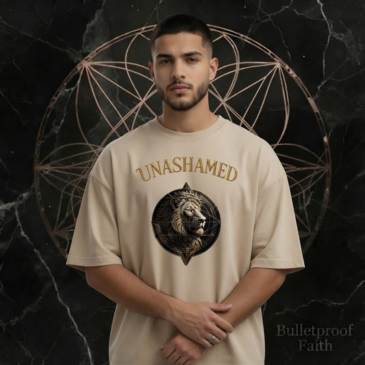 Model trägt UNASHAMED Lion Premium Oversized T-Shirt Schwarz – Frontansicht mit gekröntem Löwen-Design, christlicher Streetwear Look
