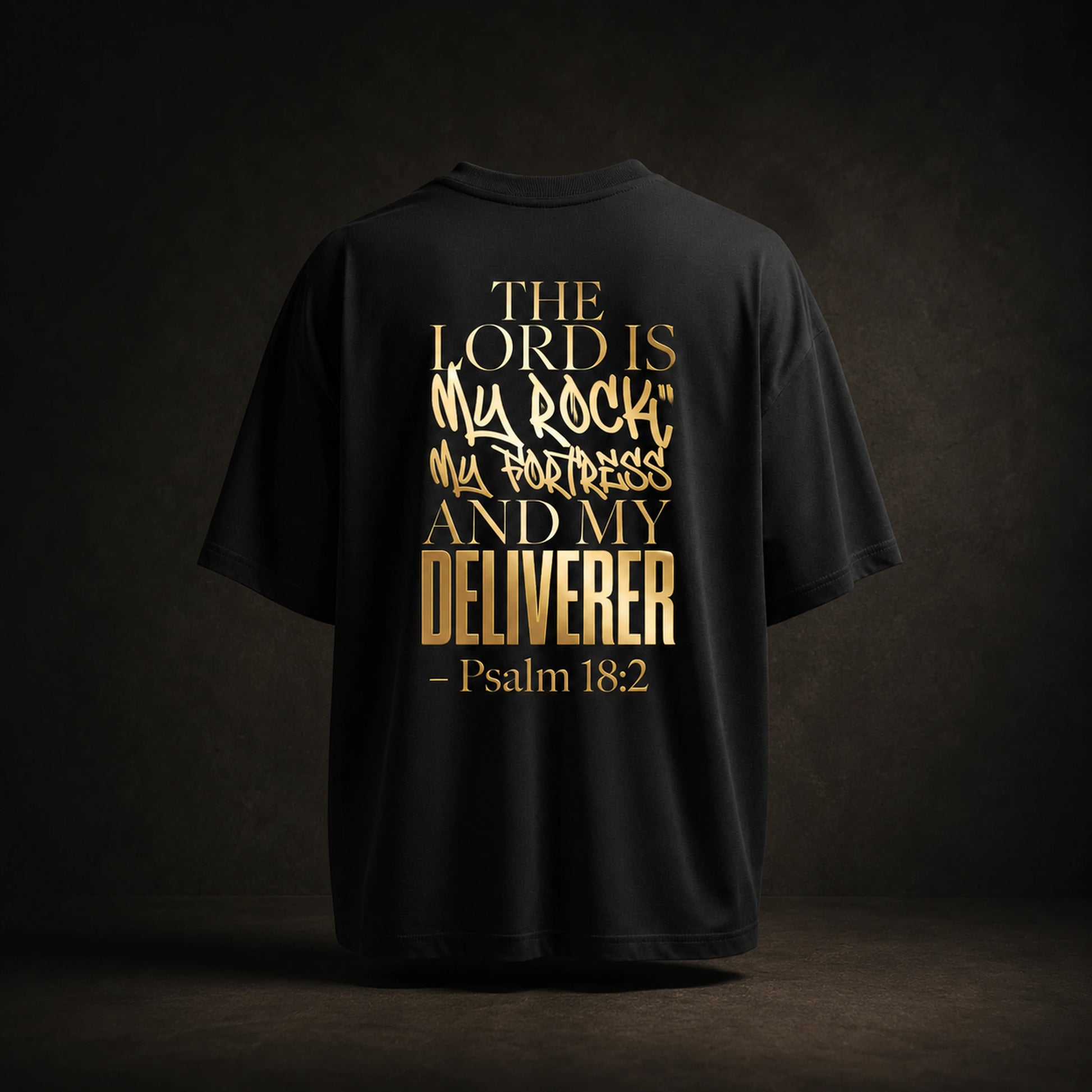 The Lord Is My Rock Premium Oversized Tee in Schwarz, Rueckansicht mit Gold-Backprint