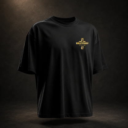 The Lord Is My Rock Premium Oversized Tee in Schwarz, Frontansicht mit Gold-Emblem