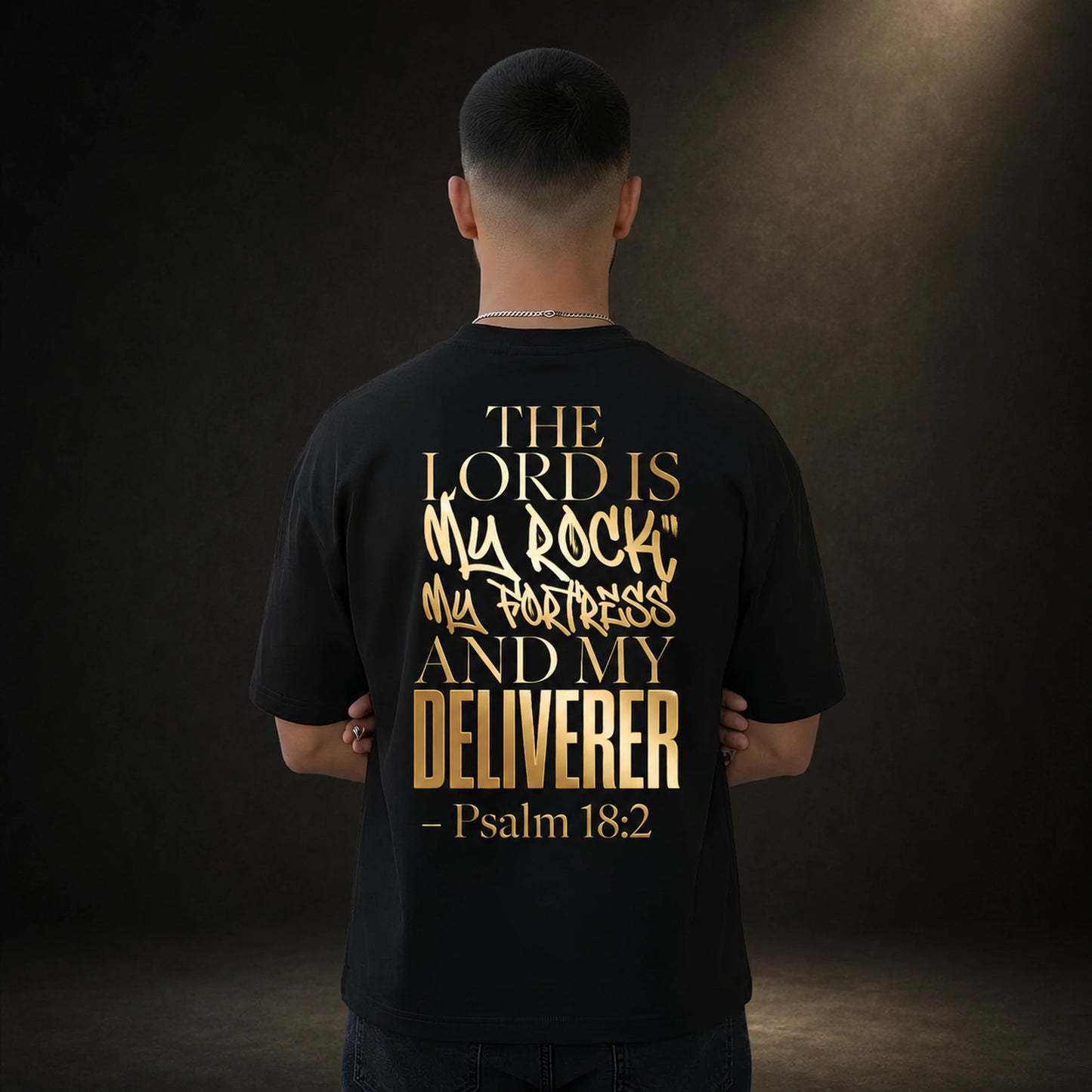 Model traegt schwarzen The Lord Is My Rock Premium Oversized Tee, Backprint Psalm 18,2, Armor-Serie, Bulletproof Faith